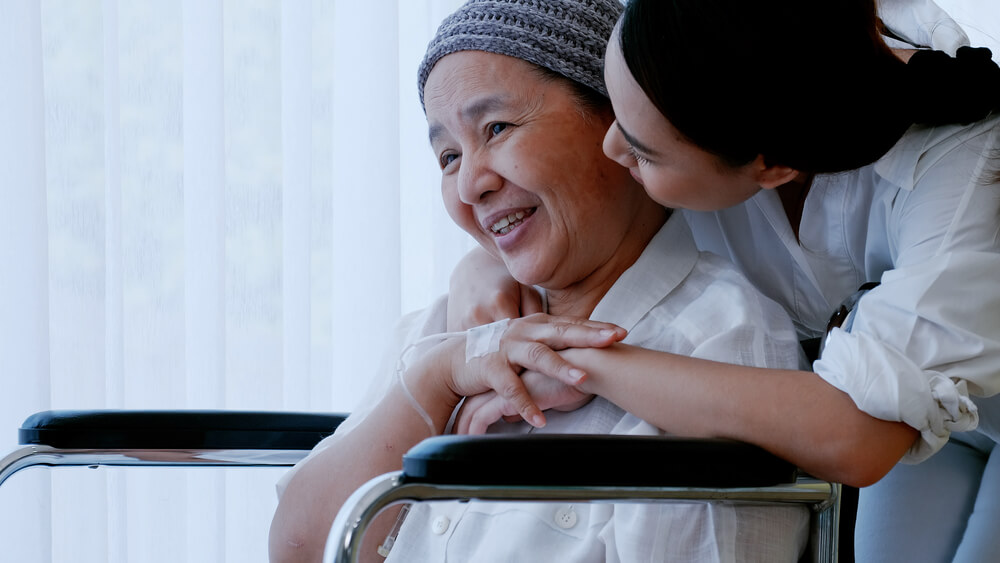 Woman with cancer in the hospital being comforted by her daughter. Bird's nest is beneficial for cancer patients or hospitalized patients.